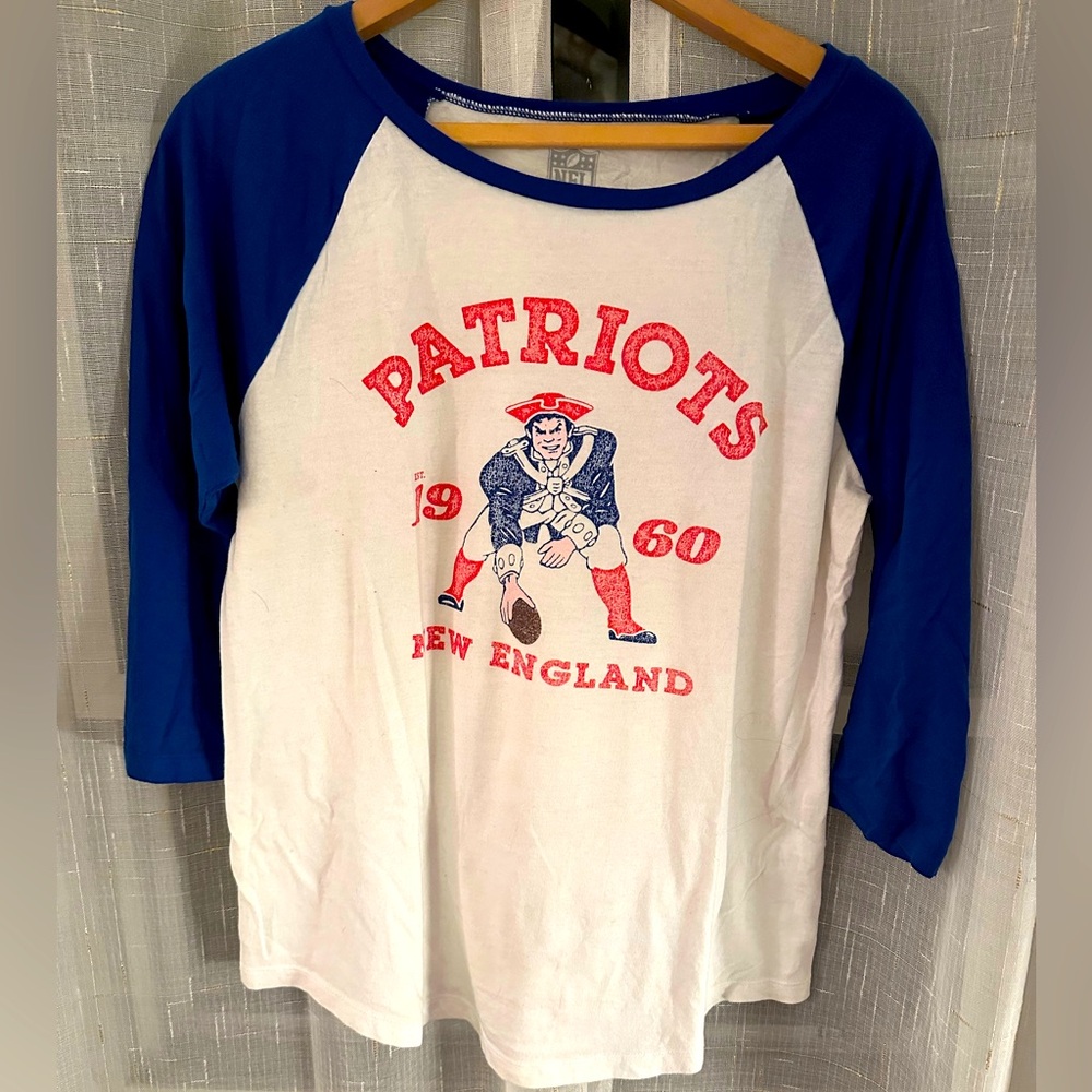 3/4 sleeve New England patriots shirt size medium.